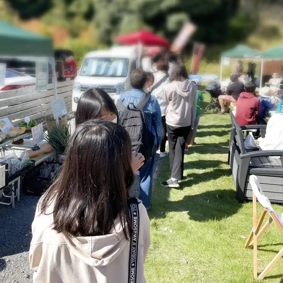 軽バンの焼き芋店に並ぶお客さまの行列。実際のマルシェ出店でできた列の様子