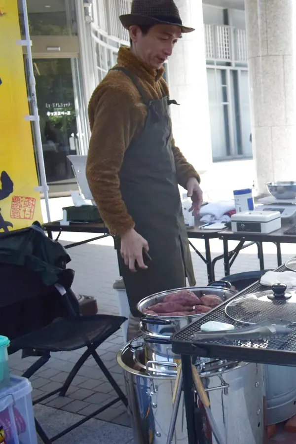 「焼きいも」ののぼりと焼き芋機の屋台に立つ、広島県廿日市市の産直農家・宮武さん